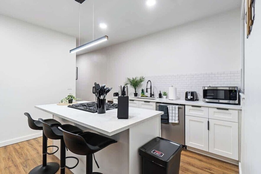 Kitchen Island - 523 Alpine Ave