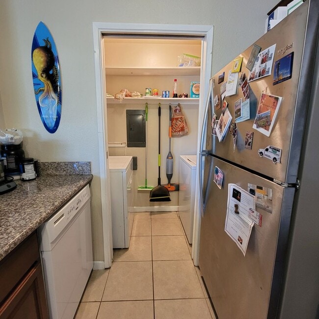 Building Photo - Spacious 2 bedroom 1 bathroom Condo with L...