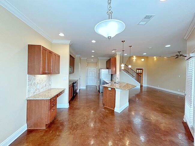 Building Photo - 3 Bedroom Townhouse in Gated Community off...