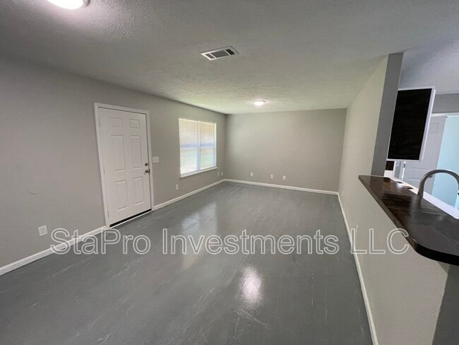 Building Photo - 158 Village Pl