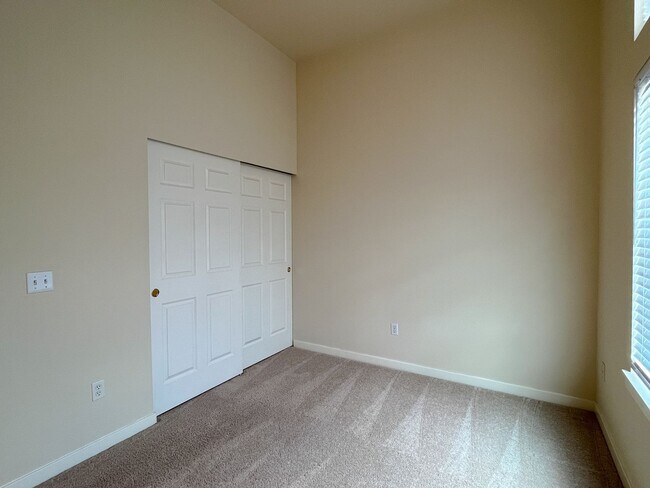 Building Photo - Huge, Updated 2 bed 2.5 bath Issaquah High...