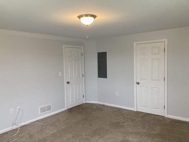 Building Photo - 155 Farm Ln