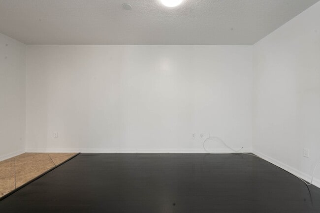 Building Photo - Lovely spacious 3bd/2bath townhouse with screen patio!