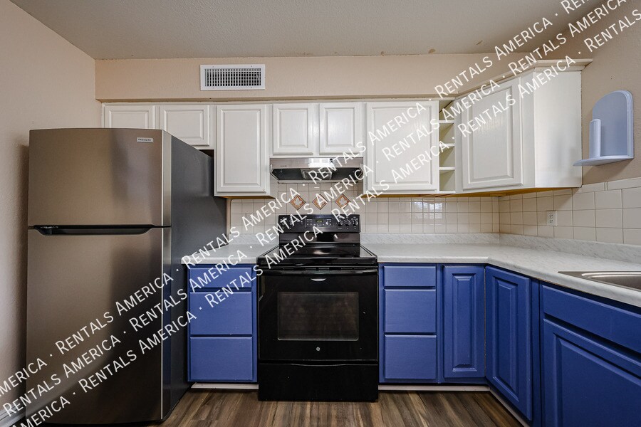 Building Photo - 1117 W Auburn Dr