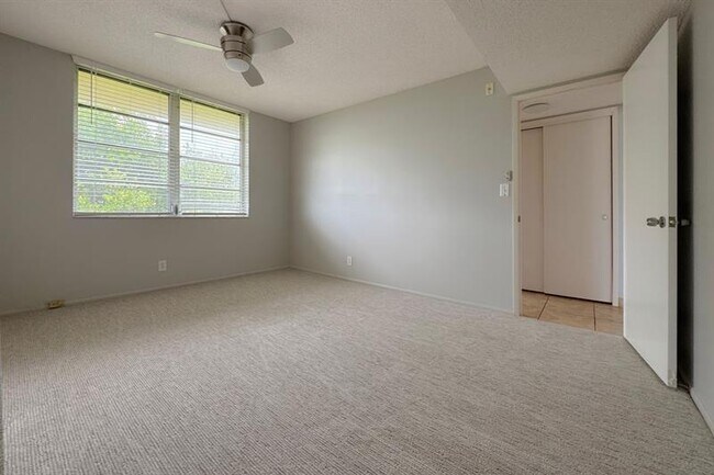 Building Photo - 3051 S Palm Aire Dr