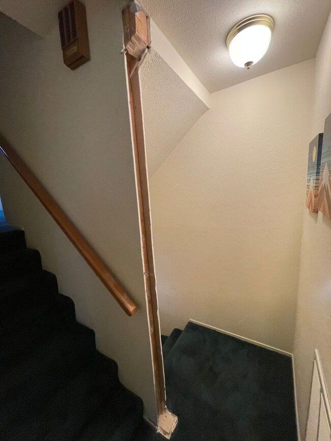 Building Photo - Beautiful townhome available now!