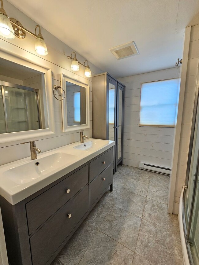 Building Photo - 4 Bedroom, 2.5 Bath House for Rent