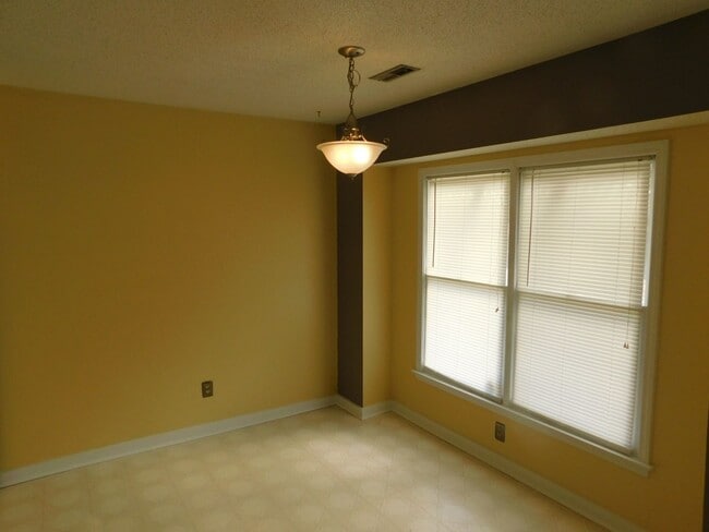 Building Photo - Family home