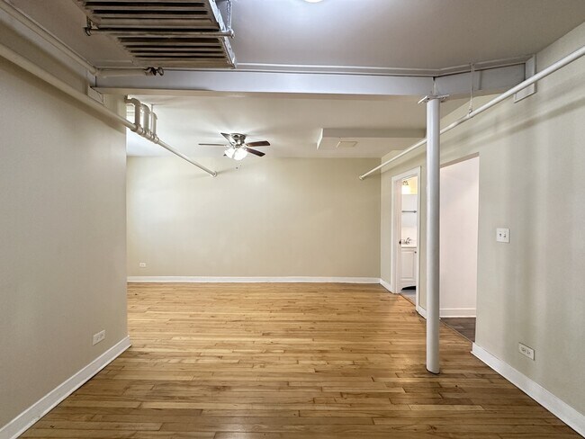 Building Photo - 4824 W Addison St