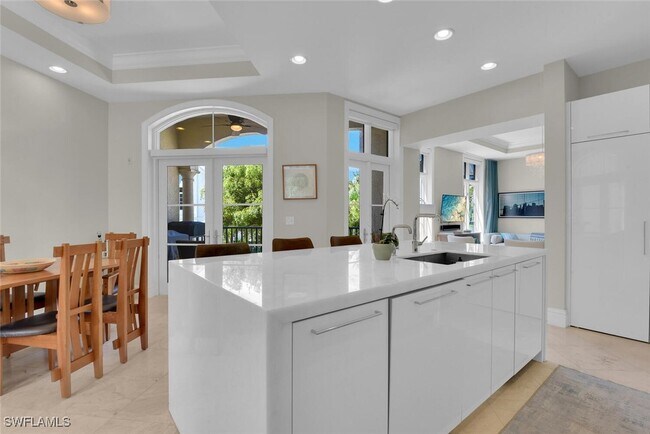 Building Photo - 684 10th Ave S