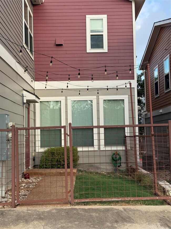 Building Photo - 2825 Stock Dr