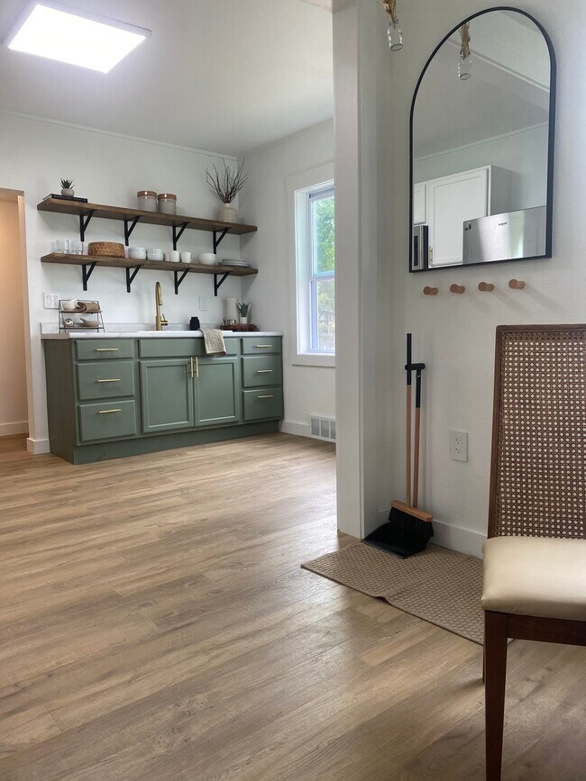 Building Photo - 613 Broadway St