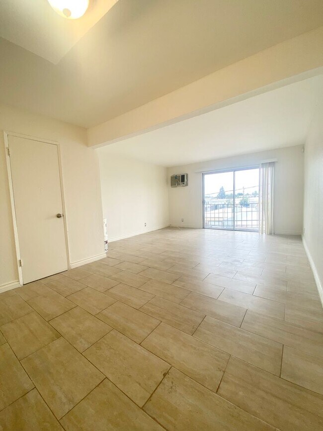 Building Photo - 16046 Wyandotte St