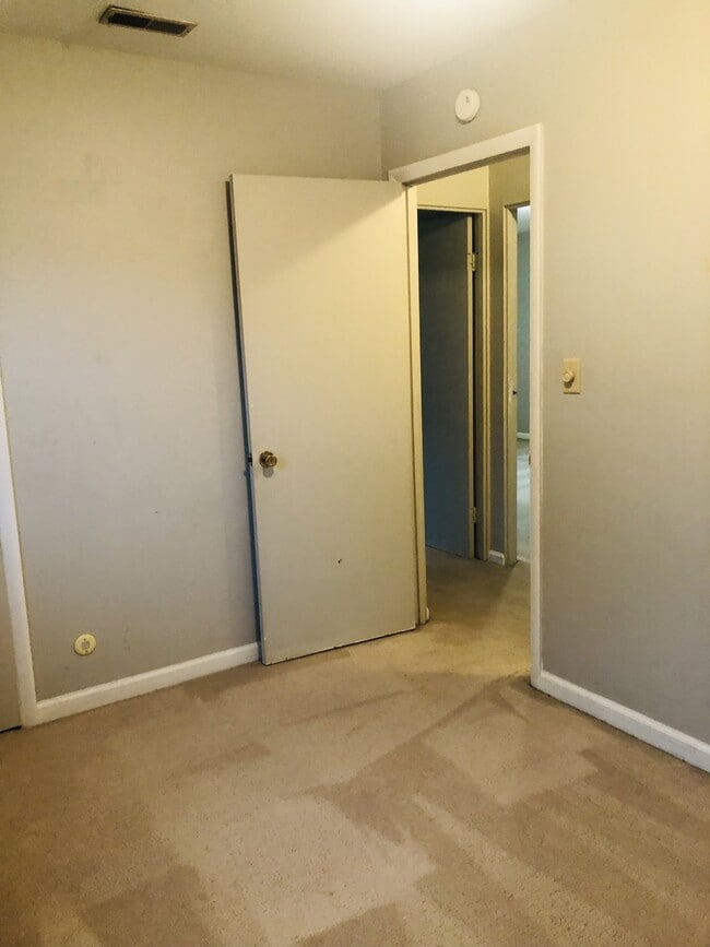 Building Photo - 4609 Lakeview Dr NW