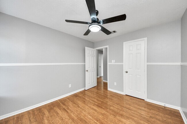 Building Photo - 20922 Whitevine Way