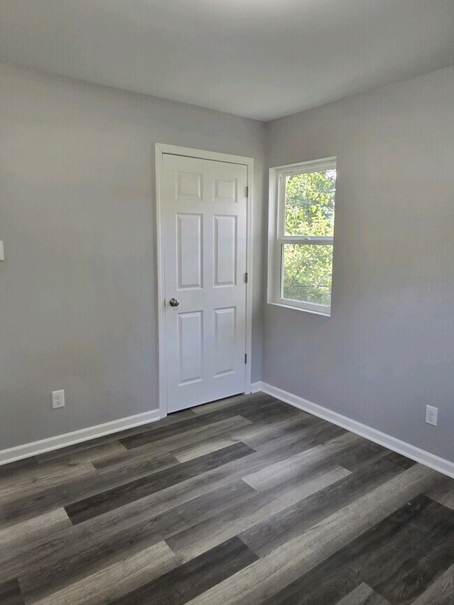 Building Photo - Enjoy this beautifully remodeled 3-bedroom, 1-bath home
