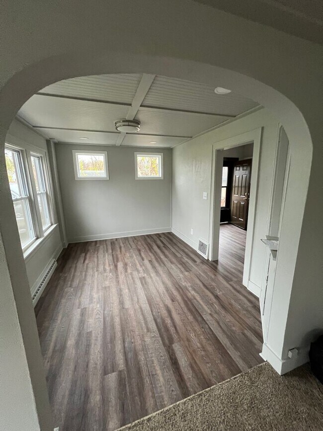 Building Photo - 3 Bedroom Single Family