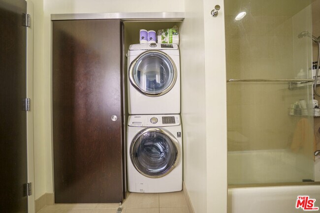 Building Photo - 1100 S Hope St