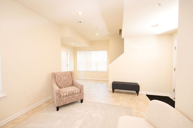 Building Photo - 119 High Pointe Dr