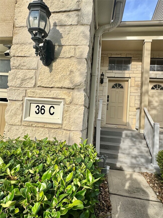 Building Photo - 13600 Breton Ridge St