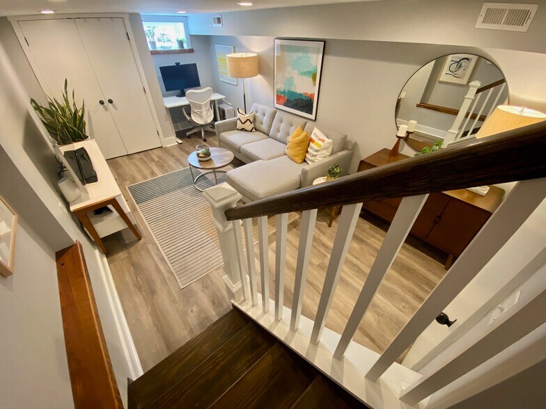 Den/Lower Level - 1406 Andre St
