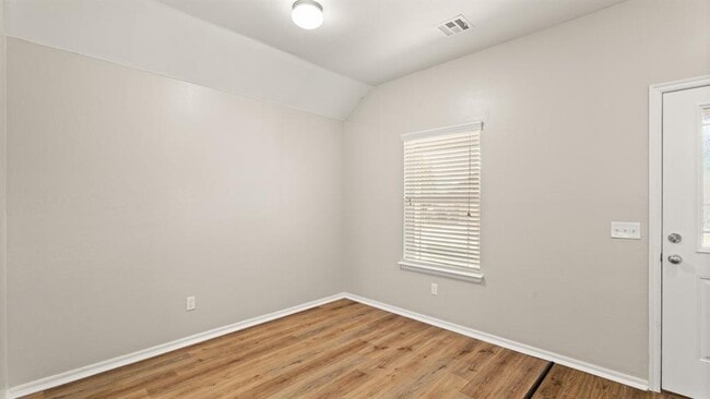 Building Photo - 621 Christian Ln