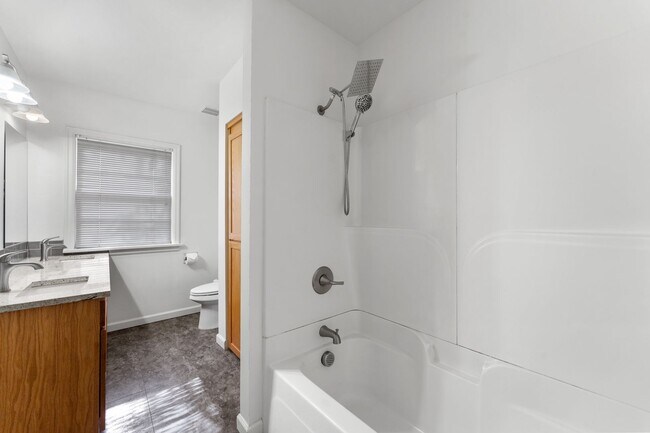 Building Photo - Spacious 6 Bed 2 Bath Home- N Portland Charmer!