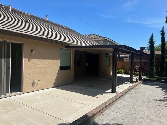 Building Photo - Charming 4-Bed, 2-Bath Single-Story Home f...