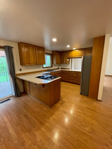 Kitchen - 3921 Magrath Rd