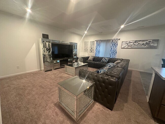 Building Photo - Available NOW - 5 bedroom, 3 full bathroom house - $3,300/month