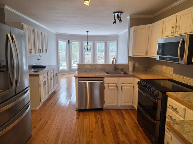 Building Photo - Beautiful 3 bedroom, 2 bath house with one car garage, located on Cummins Creek