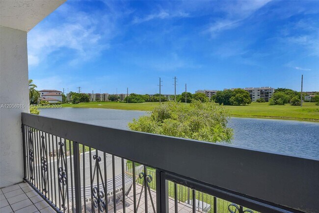 Building Photo - 9177 Fontainebleau Blvd