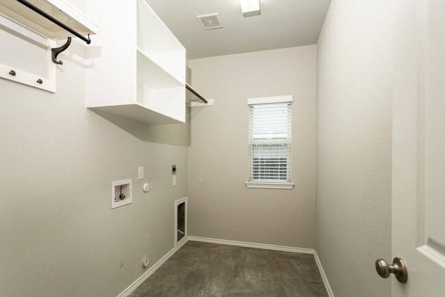 Building Photo - Comfort Meets Style – 3BR/2BA Home in Manor!