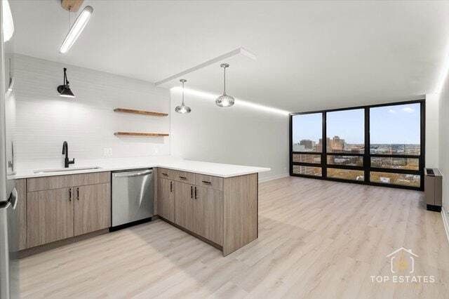 Building Photo - 1636 N Wells St