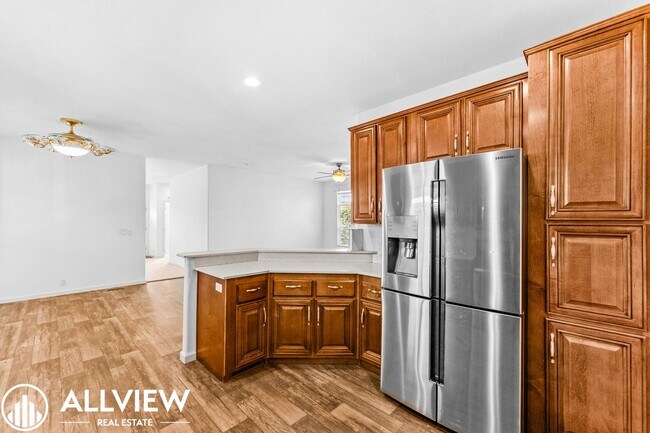 Building Photo - Stylish and beautiful 3-Bed Home with Land...