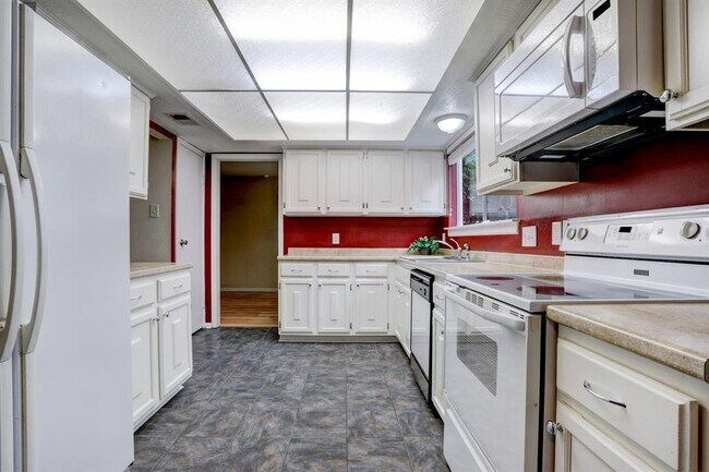 Building Photo - 15219 Silverman St