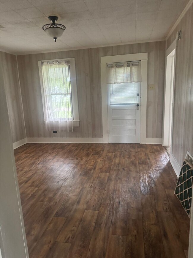 Building Photo - Charming 2 Bedroom 1 Bath In Boyce!