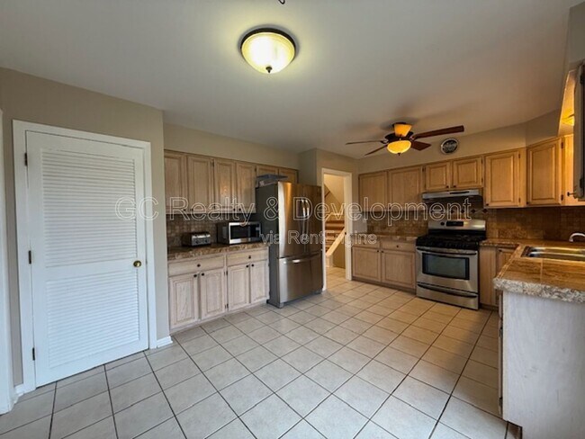 Building Photo - 609 Pinecroft Dr