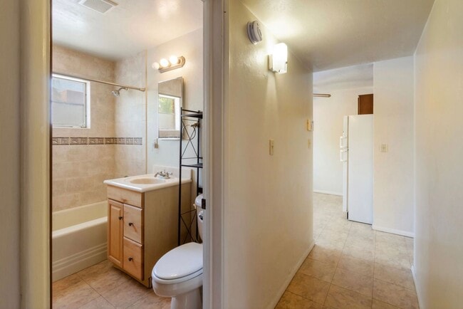 Building Photo - Charming Townhome near UA