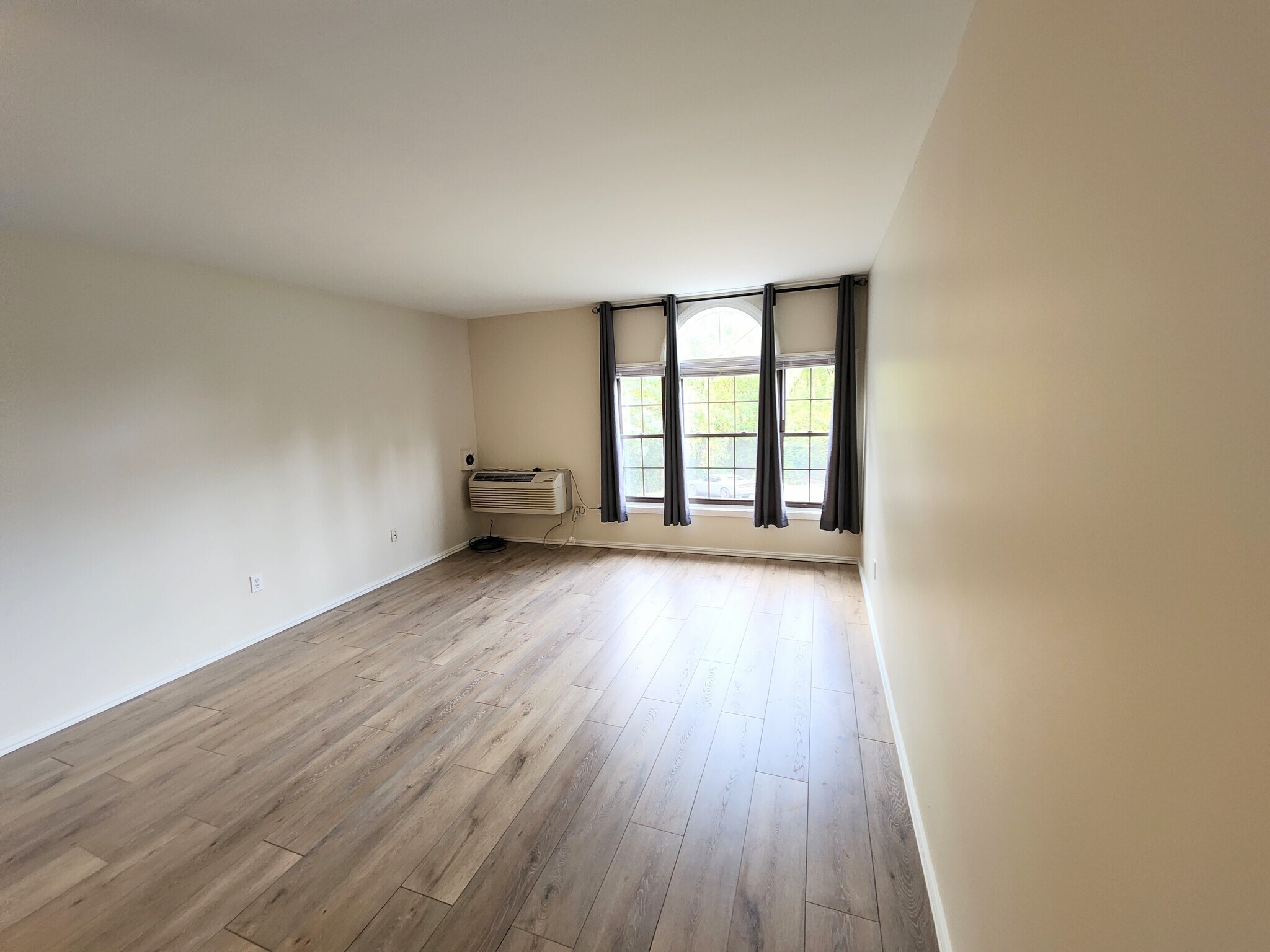 Large living room and dining area - 24 West Rd