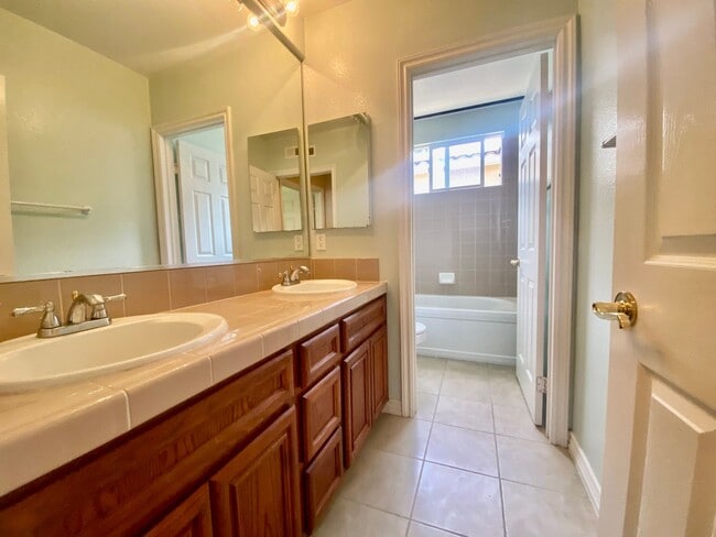 Building Photo - Elegant 5 Bedroom Home With Sweeping Staircase and Tons of Space!