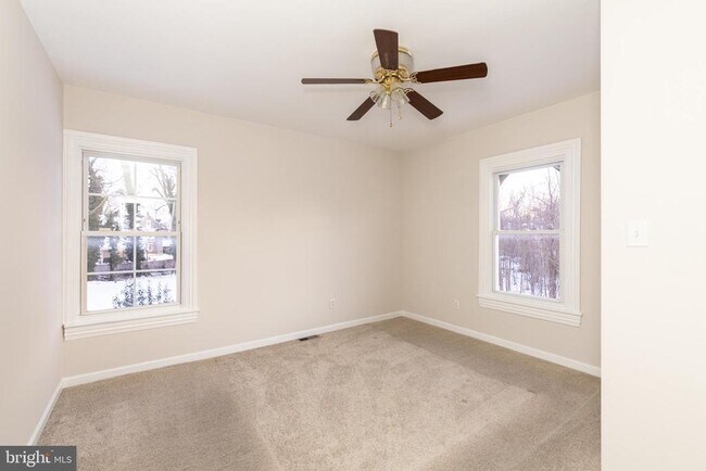 Building Photo - 724 E Locust Ave