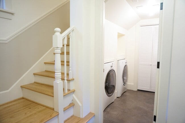 Building Photo - Dream Home in the Southwest Hills! Your Pa...