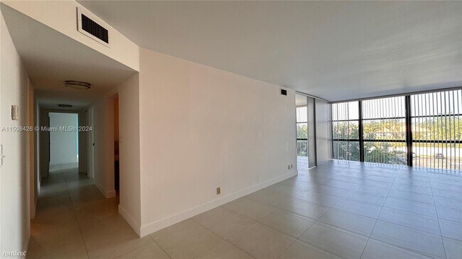 Building Photo - 3 br, 2 bath House - 1000 Parkview Dr Apt 415