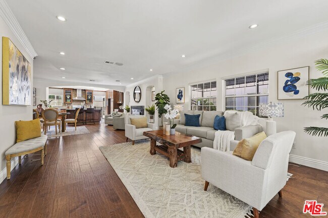 Building Photo - 1114 S La Peer Dr