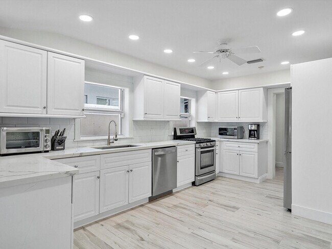 Building Photo - 411 Poinciana Dr