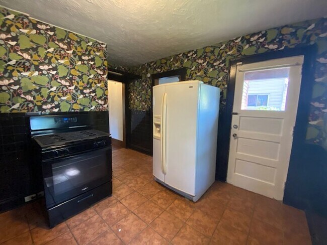 Building Photo - Classic 1929 Beauty—Updated Systems, Cozy ...
