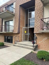 Building Photo - 2 bed 1.5 bath condo
