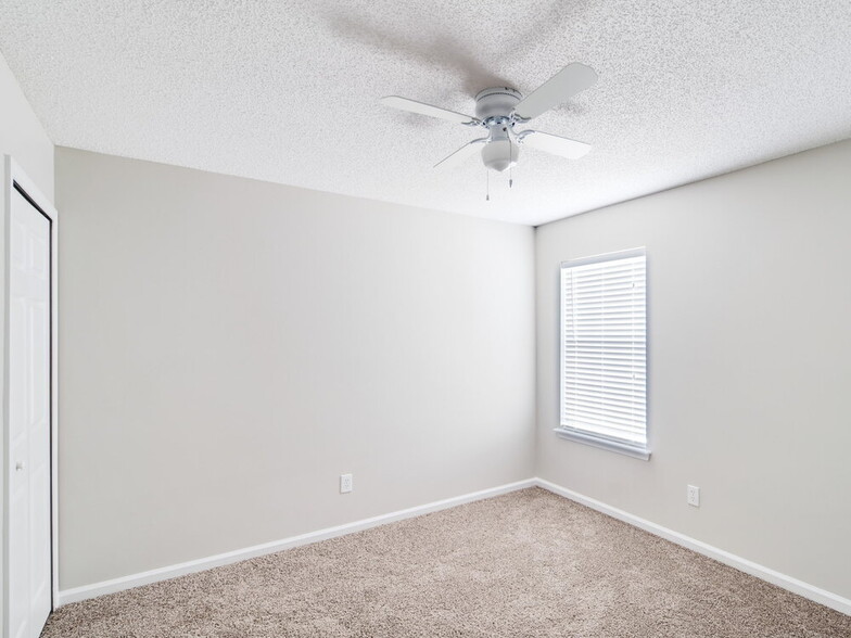 Building Photo - 1953 Longneedle Lane