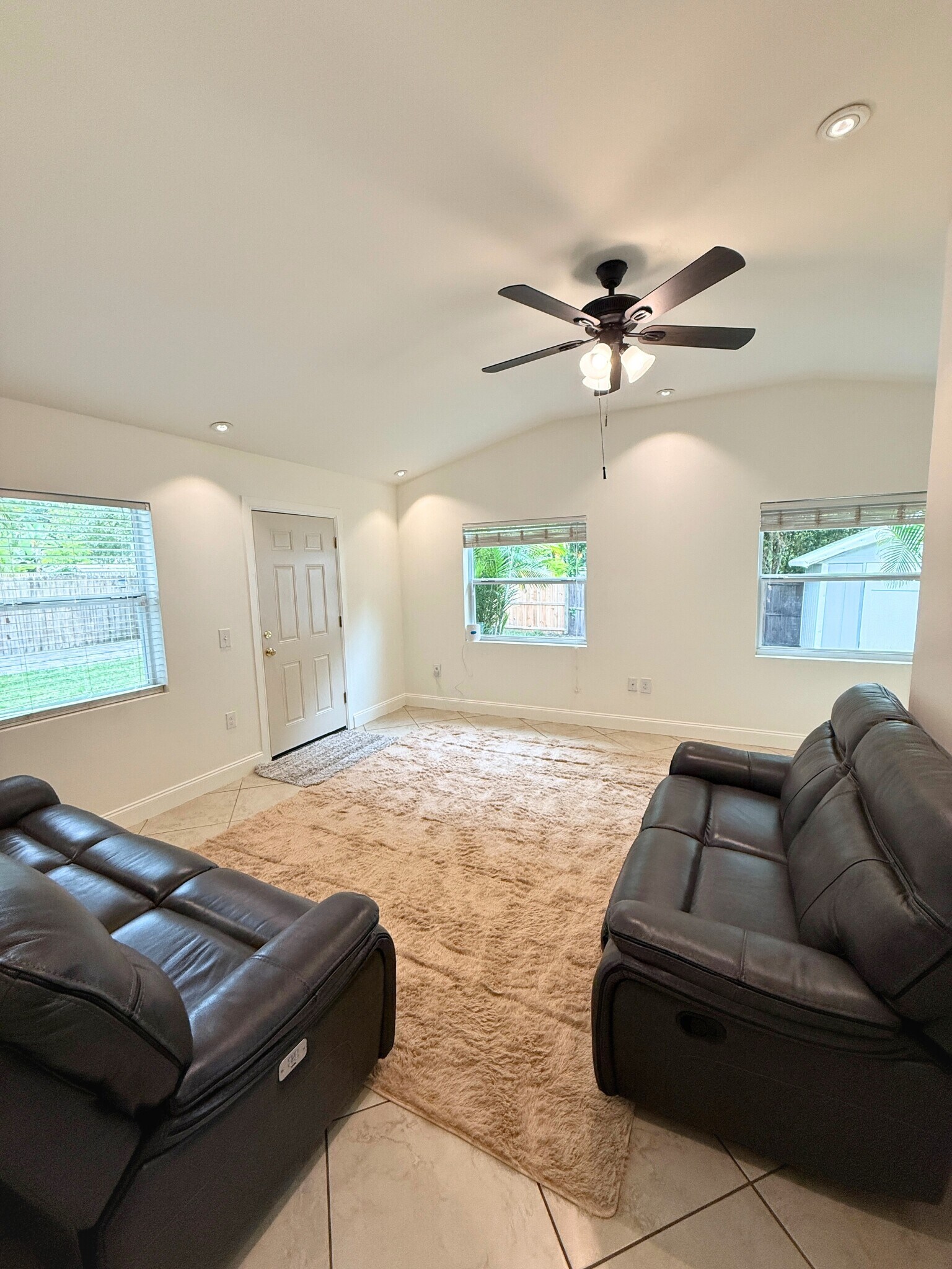 Shared Livingroom - 2315 Carroll Pl